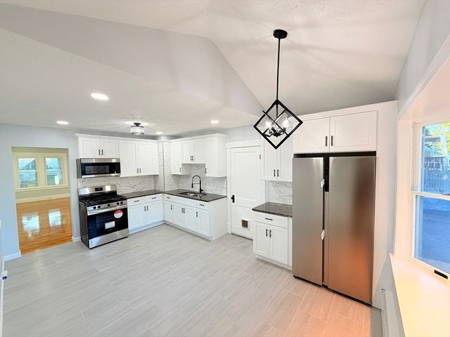 11 Thornfell St, Springfield, MA 01104