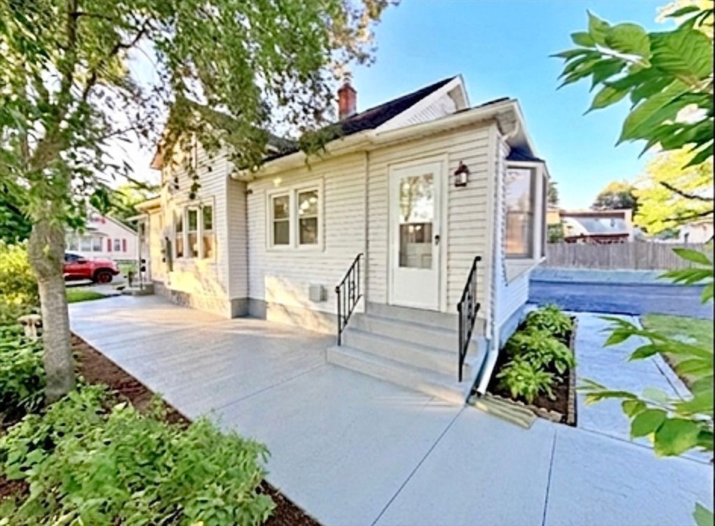 11 Thornfell St, Springfield, MA 01104
