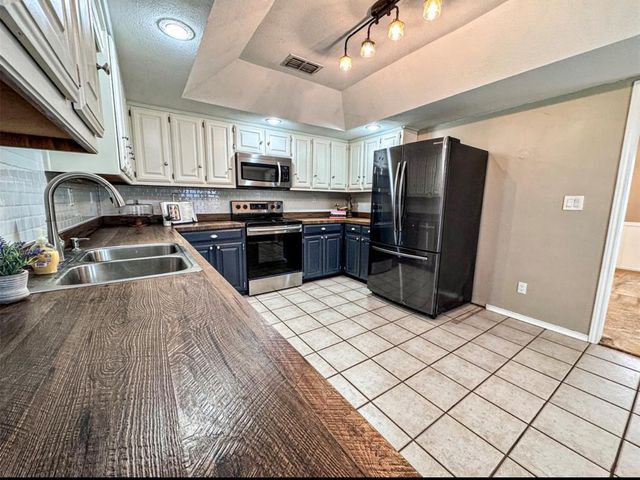 2202 Carriage Estates Road, Sherman, TX 75092