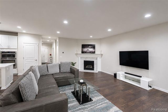 30081 Braeburn Street, New Hudson, MI 48165