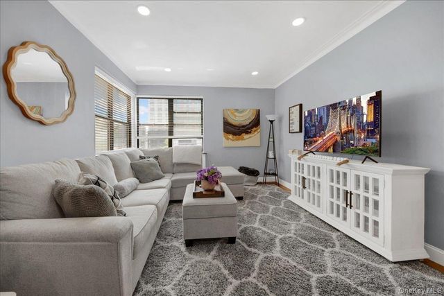 210 Martine Avenue 5F, White Plains, NY 10601