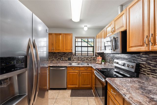 111 Bayleaf ln, Rockport, TX 78382