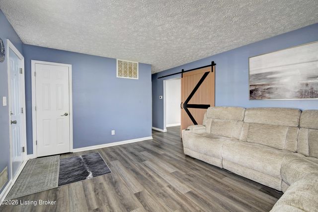 7102 Nanisinh Way, Louisville, KY 40258