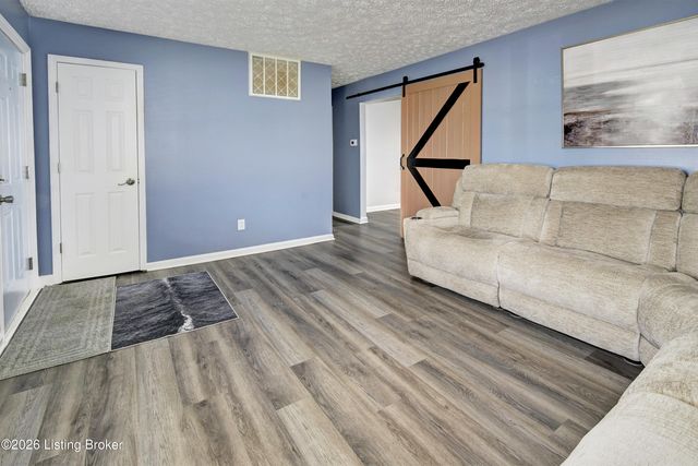 7102 Nanisinh Way, Louisville, KY 40258