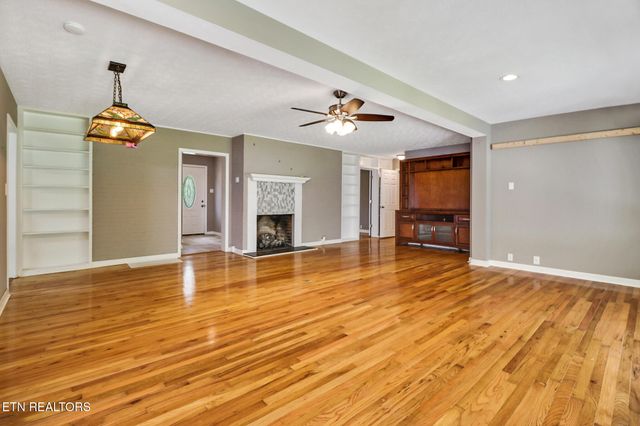 102 Tabor Rd, Oak Ridge, TN 37830