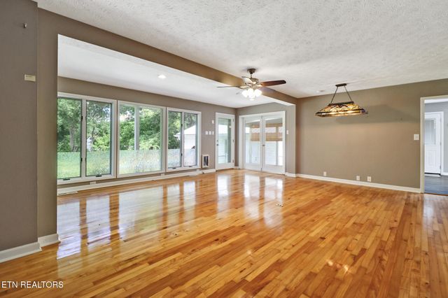 102 Tabor Rd, Oak Ridge, TN 37830