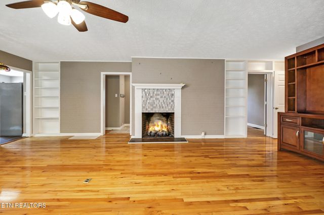 102 Tabor Rd, Oak Ridge, TN 37830