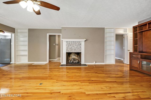 102 Tabor Rd, Oak Ridge, TN 37830