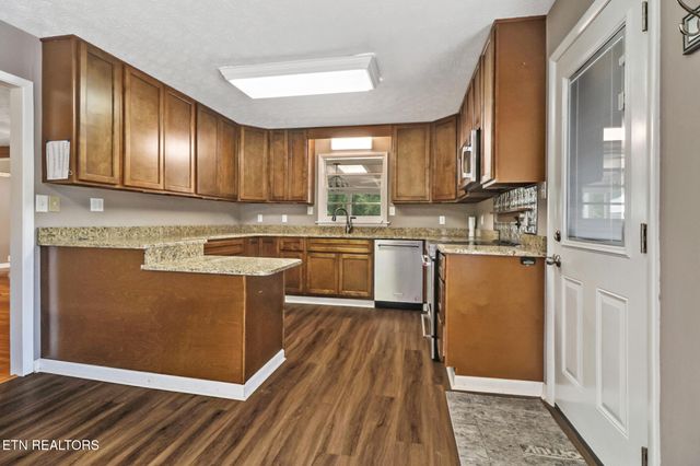 102 Tabor Rd, Oak Ridge, TN 37830