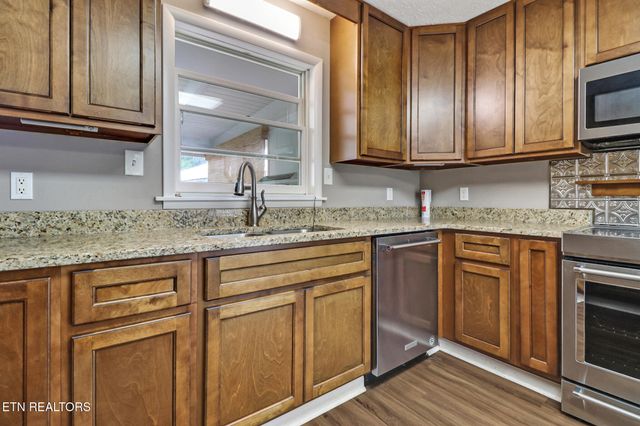 102 Tabor Rd, Oak Ridge, TN 37830