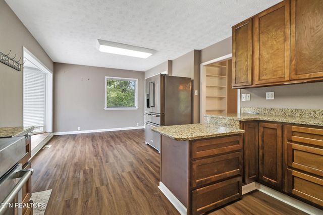 102 Tabor Rd, Oak Ridge, TN 37830