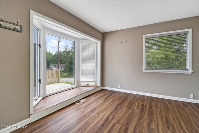 102 Tabor Rd, Oak Ridge, TN 37830