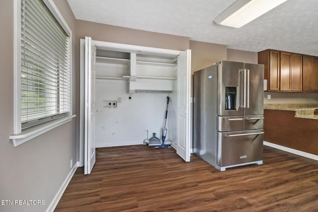 102 Tabor Rd, Oak Ridge, TN 37830