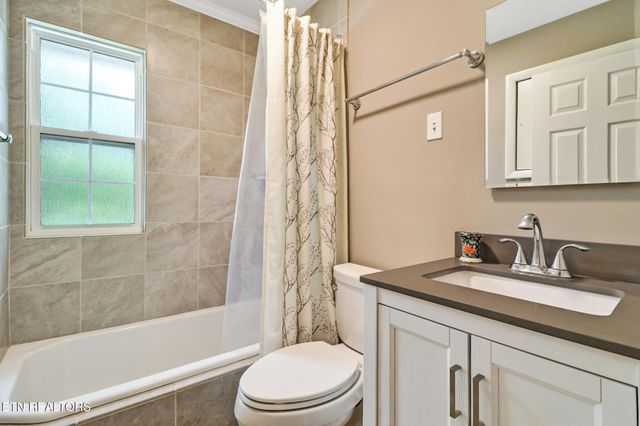 102 Tabor Rd, Oak Ridge, TN 37830