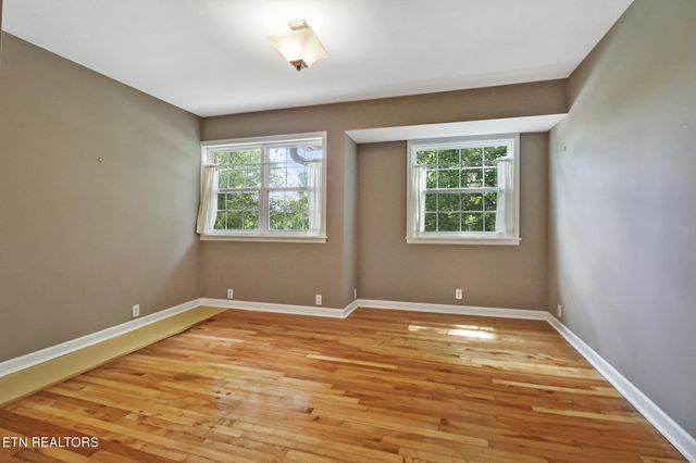 102 Tabor Rd, Oak Ridge, TN 37830
