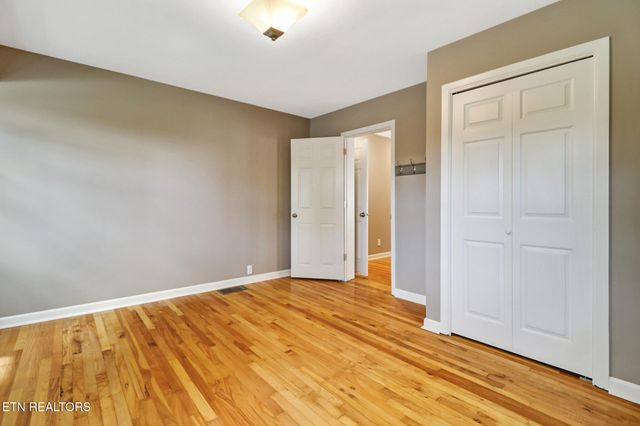 102 Tabor Rd, Oak Ridge, TN 37830