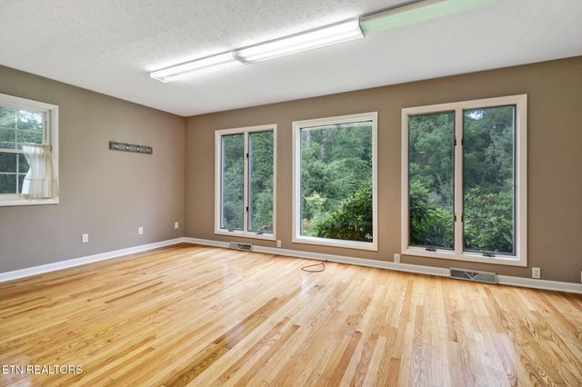 102 Tabor Rd, Oak Ridge, TN 37830