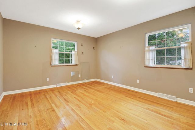 102 Tabor Rd, Oak Ridge, TN 37830