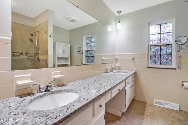 102 Tabor Rd, Oak Ridge, TN 37830