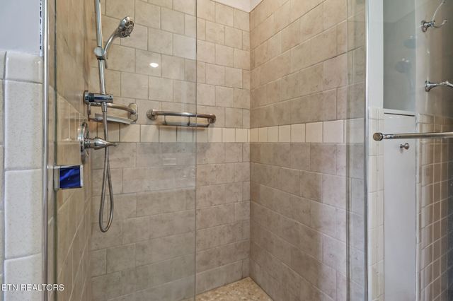 102 Tabor Rd, Oak Ridge, TN 37830