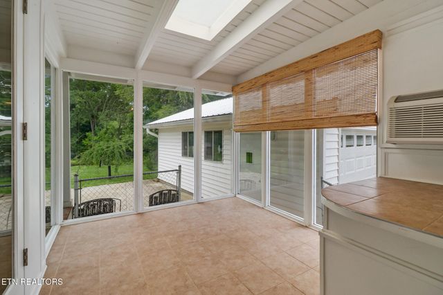 102 Tabor Rd, Oak Ridge, TN 37830