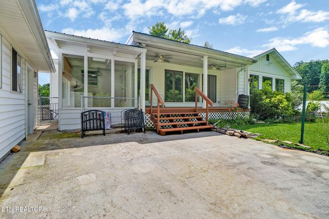 102 Tabor Rd, Oak Ridge, TN 37830