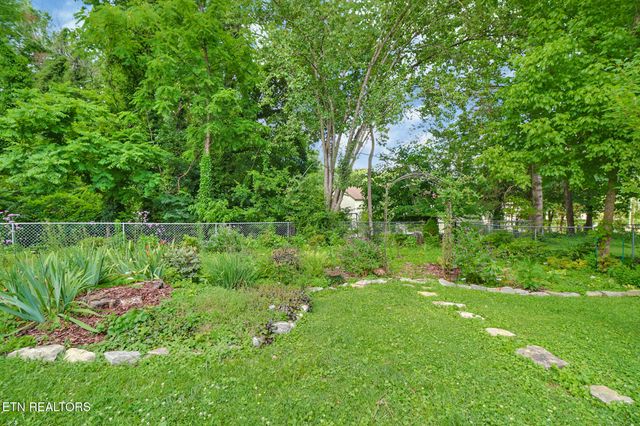 102 Tabor Rd, Oak Ridge, TN 37830
