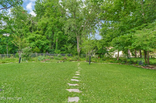 102 Tabor Rd, Oak Ridge, TN 37830