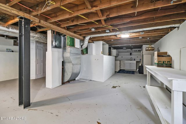 102 Tabor Rd, Oak Ridge, TN 37830
