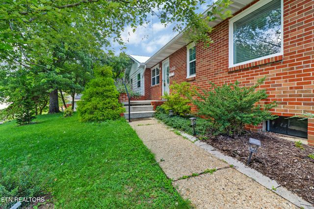 102 Tabor Rd, Oak Ridge, TN 37830