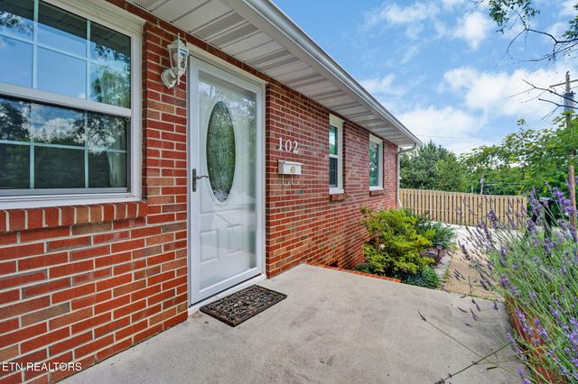 102 Tabor Rd, Oak Ridge, TN 37830