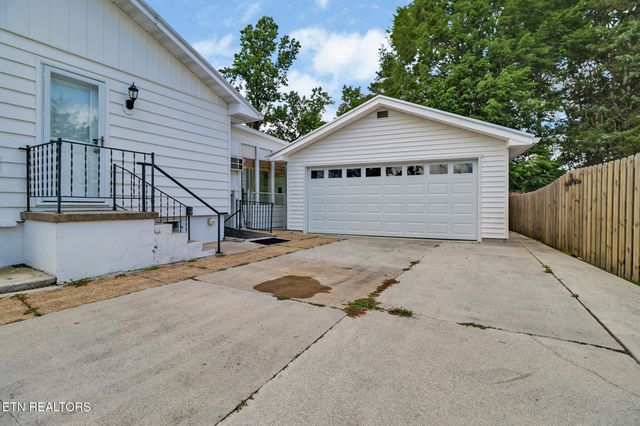 102 Tabor Rd, Oak Ridge, TN 37830