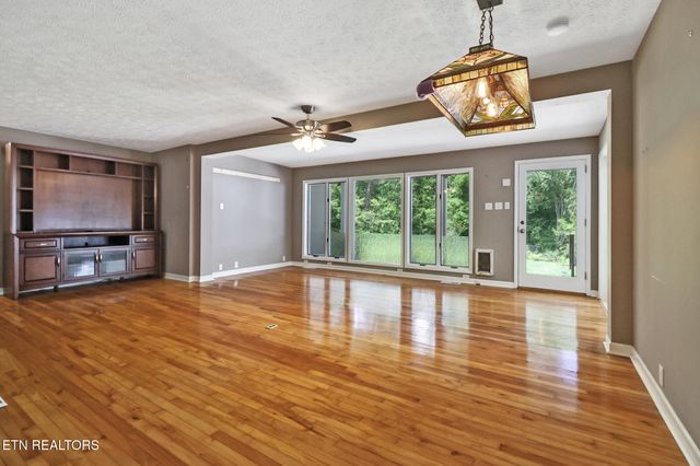 102 Tabor Rd, Oak Ridge, TN 37830