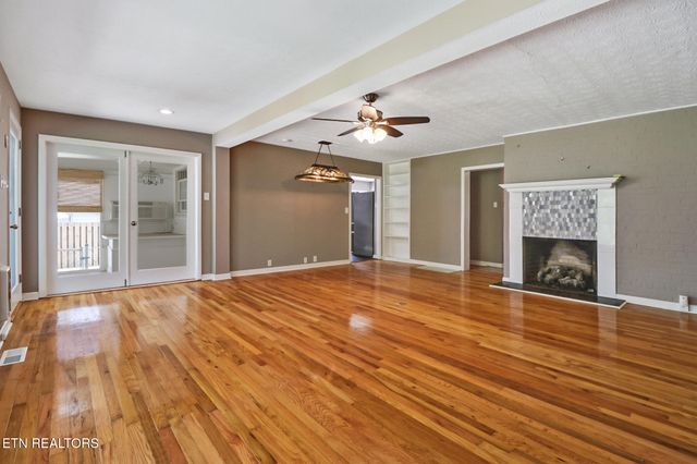 102 Tabor Rd, Oak Ridge, TN 37830