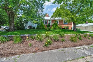 102 Tabor Rd, Oak Ridge, TN 37830