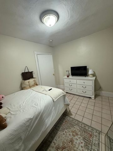 190 L St 1A, Boston, MA 02127