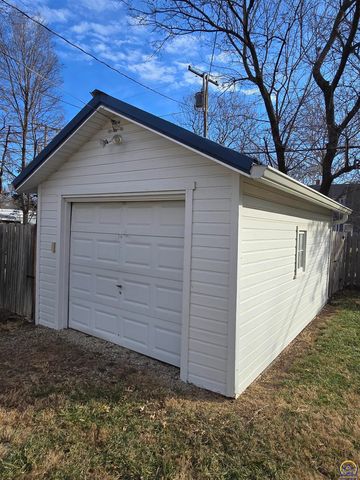 1718 SW Randolph AVE, Topeka, KS 66604