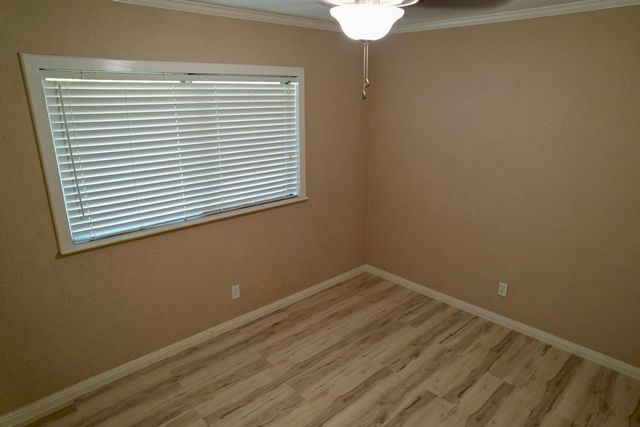 315 N Main St, Ingram, TX 78025