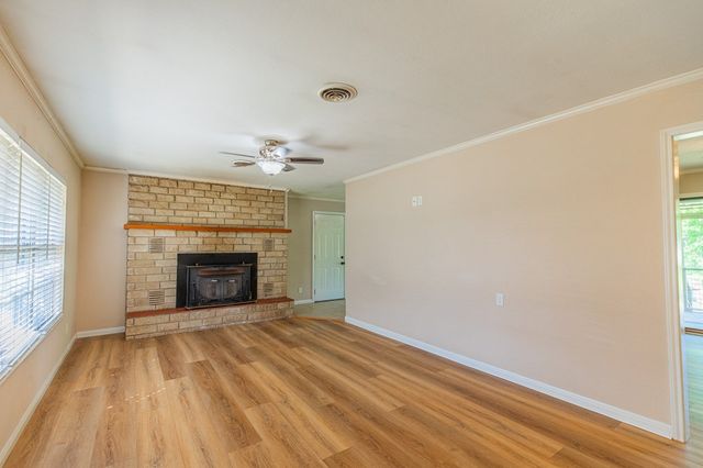 315 N Main St, Ingram, TX 78025