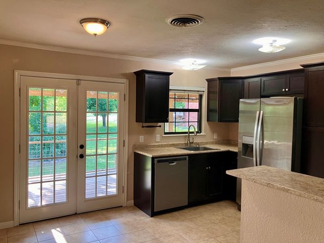 315 N Main St, Ingram, TX 78025