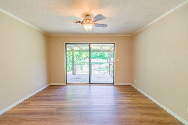 315 N Main St, Ingram, TX 78025