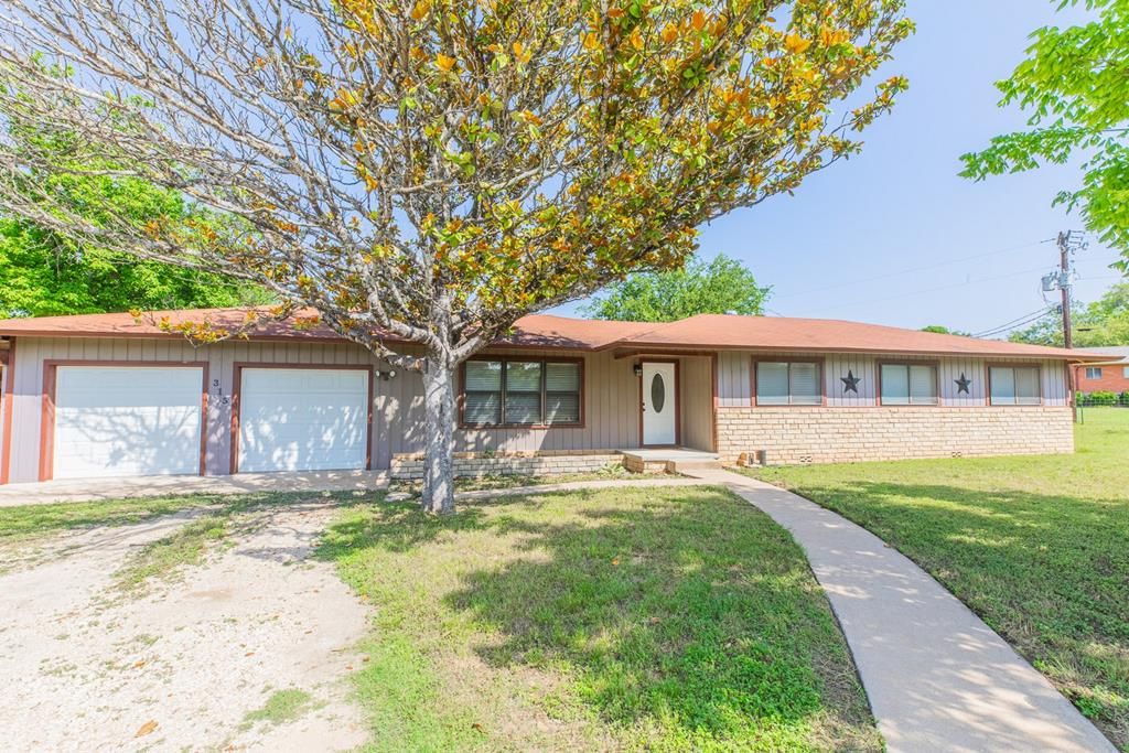 315 N Main St, Ingram, TX 78025