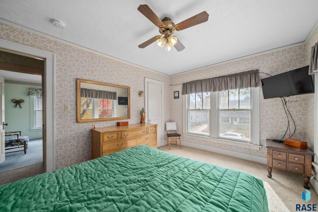 222 W 23rd St Street, Sioux Falls, SD 57105