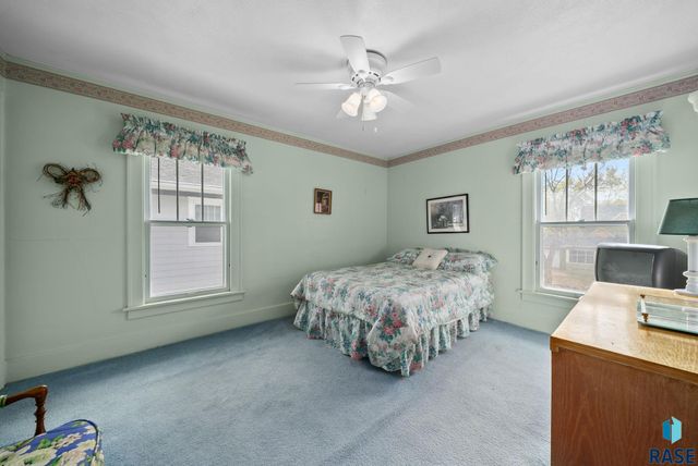 222 W 23rd St Street, Sioux Falls, SD 57105