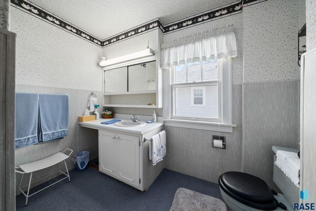 222 W 23rd St Street, Sioux Falls, SD 57105