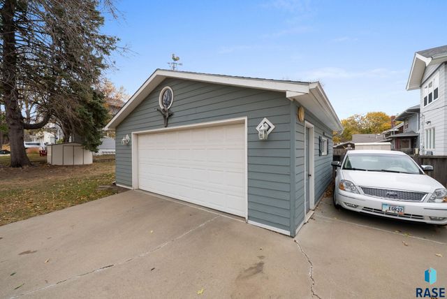 222 W 23rd St Street, Sioux Falls, SD 57105