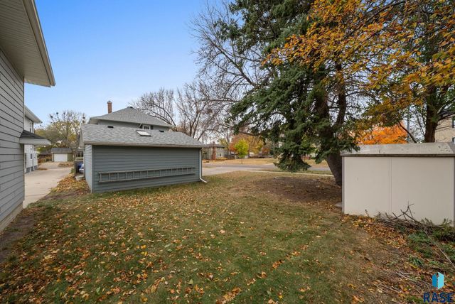 222 W 23rd St Street, Sioux Falls, SD 57105