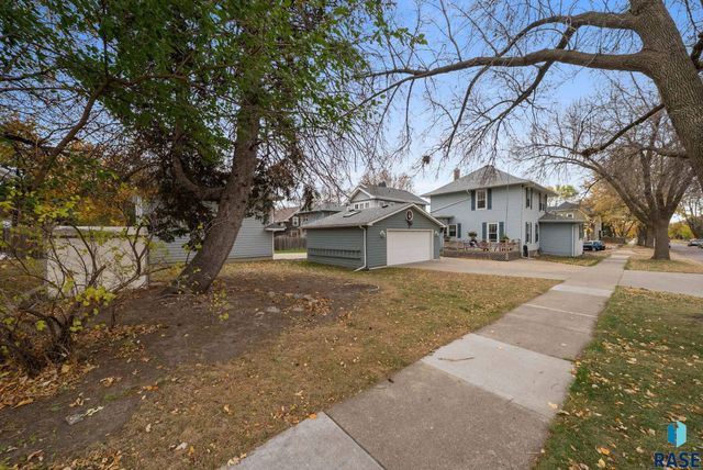 222 W 23rd St Street, Sioux Falls, SD 57105