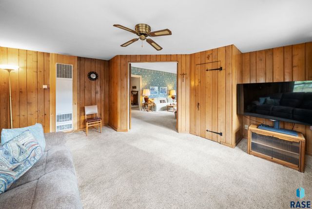 222 W 23rd St Street, Sioux Falls, SD 57105