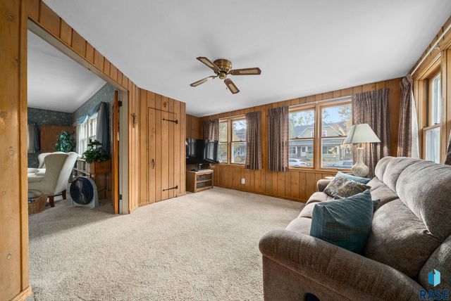 222 W 23rd St Street, Sioux Falls, SD 57105